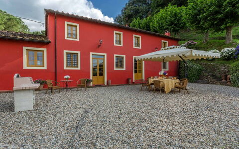 Villa Guamo: Pianta, Costruzione, Finestra, Nube, Cielo, Natura, Manto Stradale, Casa, Albero, Lotto