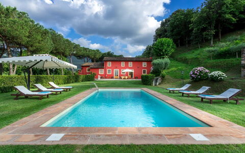 Villa Guamo: Acqua, Nube, Pianta, Cielo, Proprietà, Piscina, Costruzione, Natura, Azzurro, Botanica