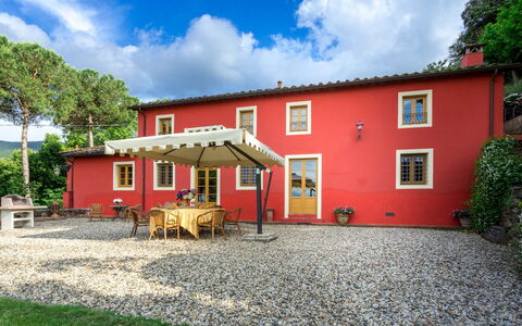 Villa Guamo: Nube, Pianta, Cielo, Costruzione, Proprietà, Finestra, Albero, Casa, Lotto, Legna