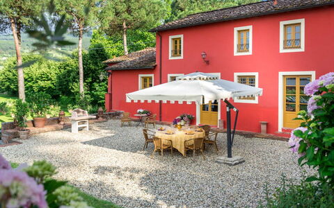 Villa Guamo: Pianta, Costruzione, Mobilia, Finestra, Tavolo, Sedia, Casa, Ombrello, Mobili Da Esterno, Albero