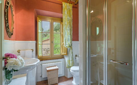 Villa Guamo: Proprietà, Mobilia, Idraulico Fixture, Costruzione, Pianta, Interior Design, Bagno, Legna, Pavimento, Specchio