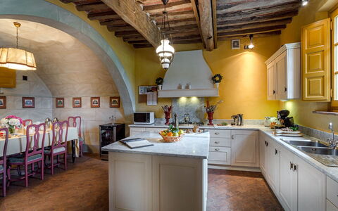 Villa Guamo: Cabinetry, Proprietà, Controsoffitto, Lavello, Legna, Architettura, Lavandino Della Cucina, Interior Design, Cucina, Pavimentazione