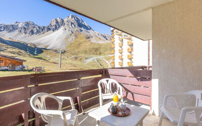 Tignes 320: Mobilia, Proprietà, Tavolo, Cielo, Costruzione, Sedia, Shade, Vaso Di Fiori, Montagna, Legna