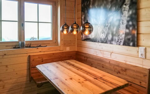 Chalet Amsel: Mobilia, Finestra, Tavolo, Costruzione, Legna, Interior Design, Color Legno, Sedia, Pavimento, Pavimentazione
