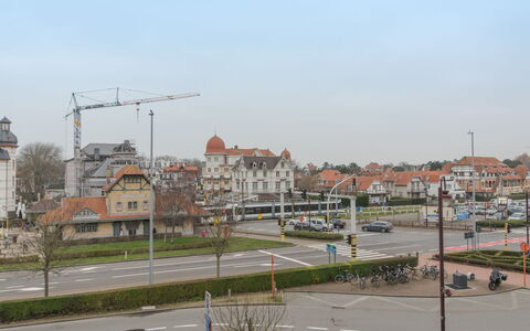 Carnac View - Top Floor Appartment: Cielo, Costruzione, Street Luce, Manto Stradale, Veicolo, Albero, Urban Design, Pianta, Strada Transitabile, Asfalto