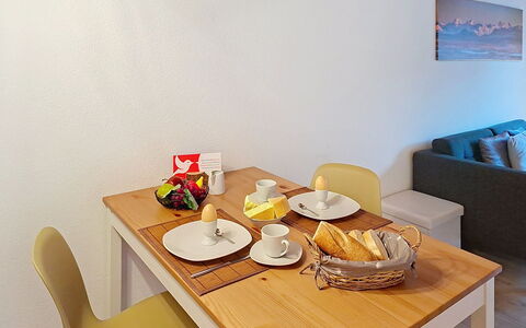 Schwendi 3: Mobilia, Pavimentazione, Interior Design, Legna, Pavimento, Tavolo, Camera, Cucina & Sala Da Pranzo Tavolo, Sala Da Pranzo, Sedia