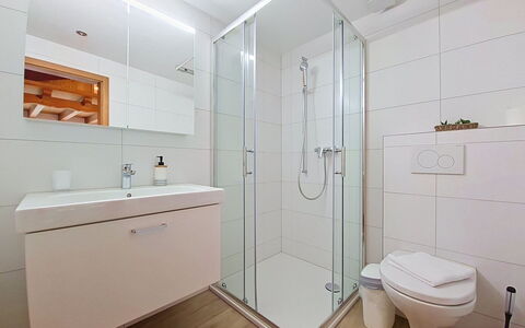 Schwendi 3: Bagno, Idraulico Fixture, Pavimentazione, Interior Design, Lavandino Del Bagno, Pavimento, Mobiletto Del Bagno, Lavello, Rubinetto, Idraulico