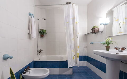 Lucky: Rubinetto, Idraulico Fixture, Vasca Da Bagno, Pianta, Proprietà, Lavello, Verde, Costruzione, Bagno, Soffione Doccia