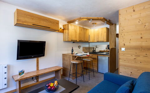 Tignes 330: Tavolo, Mobilia, Proprietà, Divano, Costruzione, Interior Design, Comfort, Legna, Soggiorno, Pavimento