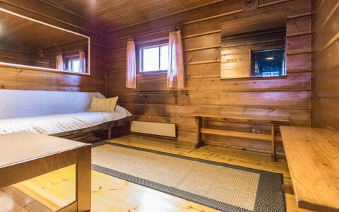 Metsäpirtti: Letto, Mobilia, Camera Da Letto, Interior Design, Bedding, Lenzuolo, Pavimentazione, Legna, Pavimento, Camera