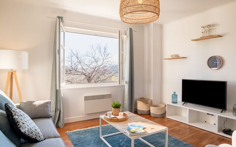 Errepira: Proprietà, Mobilia, Tavolo, Divano, Blu, Azzurro, Legna, Finestra, Comfort, Illuminazione