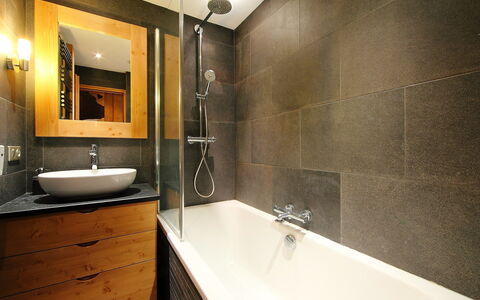 Tignes 340: Bagno, Camera, Proprietà, Rubinetto, Interior Design, Piastrella, Lavello, Idraulico Fixture, Mobiletto Del Bagno, Parete