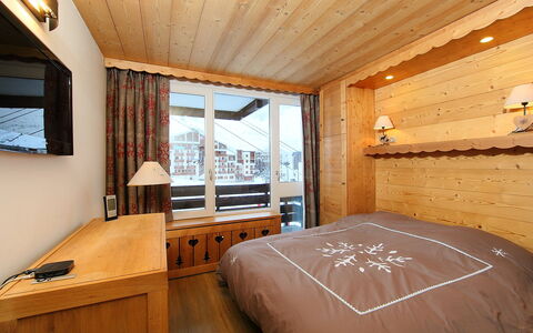 Tignes 340: Camera, Mobilia, Proprietà, Camera Da Letto, Letto, Interior Design, Costruzione, Soffitto, Latifoglie, Legna