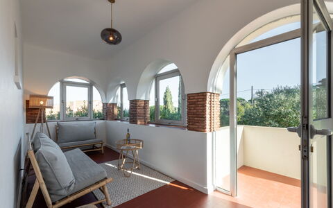 Lou Niou: Proprietà, Divano, Shade, Pianta, Legna, Portico, Finestra, Interior Design, Pavimento, Divano Letto
