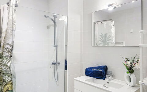 Les Calanques de Saint Aygulf: Bagno, Idraulico Fixture, Interior Design, Pavimentazione, Pavimento, Mobiletto Del Bagno, Rubinetto, Specchio, Idraulico, Lavello