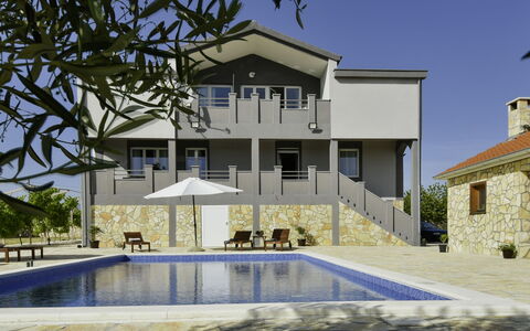 Villa Dalmacija: Cielo, Acqua, Pianta, Costruzione, Proprietà, Finestra, Piscina, Azzurro, Albero, Shade