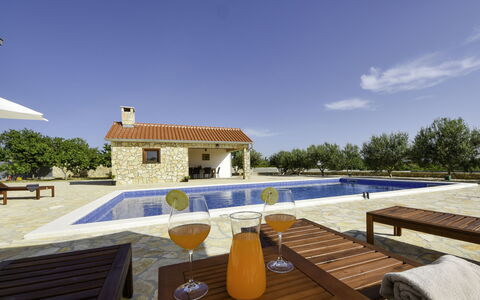 Villa Dalmacija: Cielo, Tavolo, Costruzione, Mobilia, Proprietà, Tavola, Finestra, Casa, Mobili Da Esterno, Nube