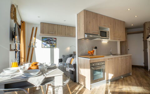 Tignes 345: Controsoffitto, Cabinetry, Cucina Stufa, Elettrodomestico Da Cucina, Legna, Cucina, Interior Design, Stufa, Pavimentazione