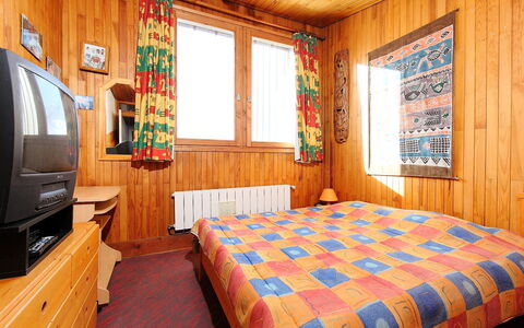 Tignes 350: Camera Da Letto, Camera, Mobilia, Letto, Proprietà, Lenzuolo, Interior Design, Telaio Del Letto, Bedding, Costruzione