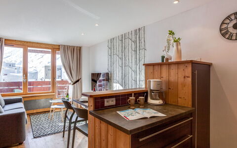 Tignes 350: Cabinetry, Mobilia, Proprietà, Tavolo, Cassetto, Sedia, Cassettiera, Legna, Finestra, Interior Design