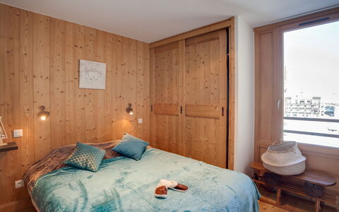 Tignes 350: Mobilia, Costruzione, Comfort, Azzurro, Legna, Tessile, Interior Design, Letto, Pavimento
