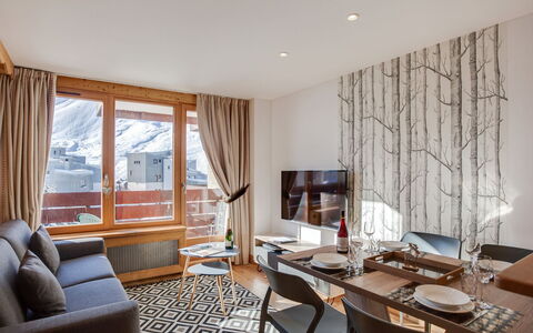 Tignes 350: Tavolo, Proprietà, Finestra, Tenda, Interior Design, Legna, Tessile, Costruzione, Illuminazione