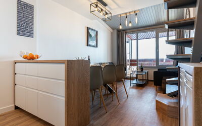 Tignes 350: Proprietà, Tavolo, Sedia, Legna, Cabinetry, Interior Design, Pavimento, Costruzione, Parete