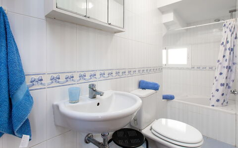 Vista Bonita: Rubinetto, Idraulico Fixture, Lavello, Specchio, Lavandino Del Bagno, Proprietà, Blu, Viola, Bagno, Interior Design
