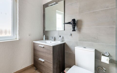 Vista del Mar 1: Proprietà, Idraulico Fixture, Specchio, Rubinetto, Finestra, Interior Design, Lavello, Bagno, Pavimentazione