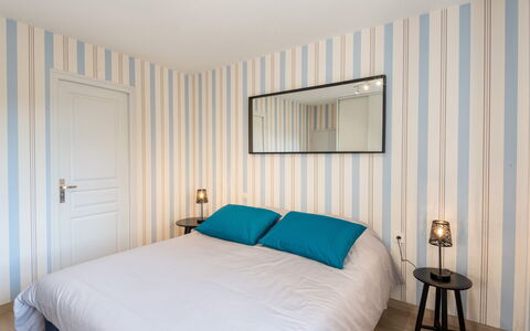 La Peite Maison: Mobilia, Proprietà, Comfort, Azzurro, Legna, Tessile, Illuminazione, Interior Design, Shade