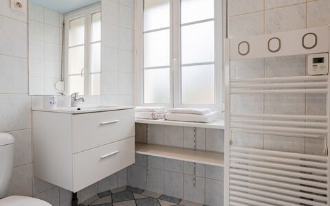 La Peite Maison: Mobiletto Del Bagno, Proprietà, Idraulico Fixture, Lavello, Cabinetry, Rubinetto, Interior Design, Architettura, Lavandino Del Bagno