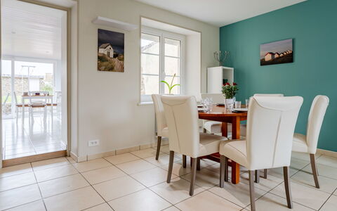 La Peite Maison: Tavolo, Proprietà, Mobilia, Finestra, Sedia, Legna, Cornice, Porta, Interior Design
