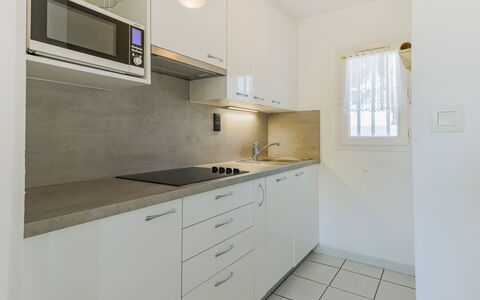 La Belle Créole: Controsoffitto, Cabinetry, Proprietà, Rubinetto, Costruzione, Lavello, Cassetto, Cucina, Legna, Interior Design