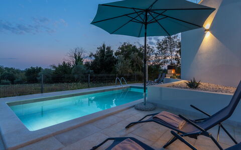 Marko Aurelia: Acqua, Pianta, Proprietà, Cielo, Piscina, Luce, Costruzione, Azzurro, Shade, Illuminazione