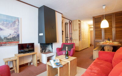 Tignes 375: Tavolo, Mobilia, Costruzione, Divano, Interior Design, Comfort, Divano Letto, Lampada, Pavimentazione, Legna