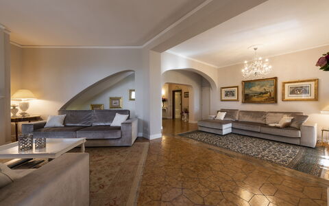 Villa Monteresi: Mobilia, Cornice, Tavolo, Legna, Interior Design, Illuminazione, Soggiorno, Controsoffitto, Pavimento, Pavimentazione