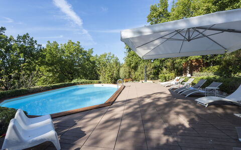Villa Monteresi: Cielo, Acqua, Nube, Piscina, Shade, Pianta, Mobili Da Esterno, Architettura, Albero, Lettino