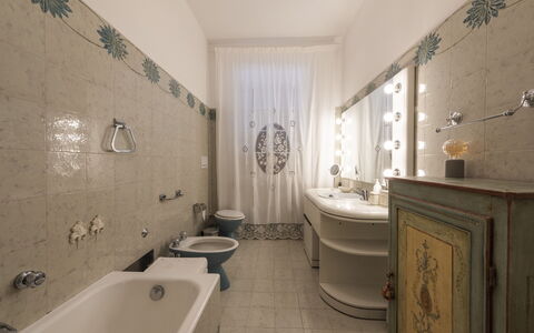 Villa Monteresi: Specchio, Rubinetto, Idraulico Fixture, Lavello, Proprietà, Bagno, Lavandino Del Bagno, Costruzione, Interior Design, Viola