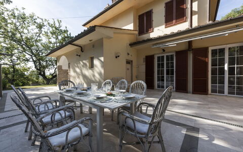 Villa Monteresi: Mobilia, Proprietà, Costruzione, Tavolo, Finestra, Pianta, Cielo, Sedia, Shade, Interior Design