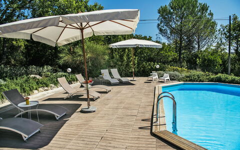 Villa Monteresi: Acqua, Pianta, Cielo, Albero, Piscina, Shade, Mobili Da Esterno, Lettino, Ombrello, Sedia