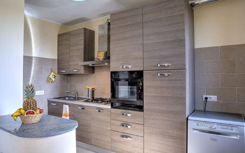 Villa Montone: Cabinetry, Controsoffitto, Costruzione, Mobilia, Proprietà, Cucina Stufa, Cucina, Elettrodomestico Da Cucina, Cassetto, Interior Design