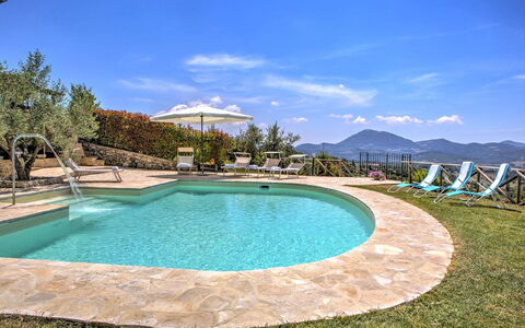 Villa Montone: Acqua, Nube, Cielo, Risorse Idriche, Piscina, Azzurro, Paesaggio Naturale, Albero, Corpo D'Acqua, Mobili Da Esterno