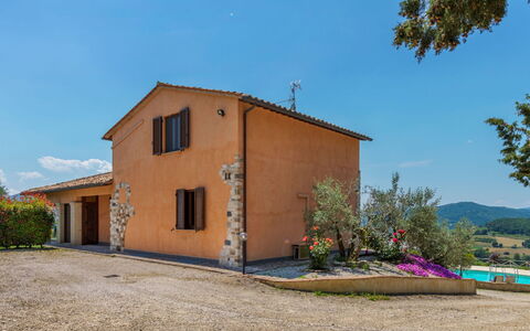 Villa Montone: Cielo, Pianta, Costruzione, Finestra, Porta, Albero, Casa, Lotto, Legna, Villetta