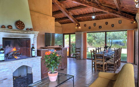 Villa Montone: Proprietà, Tavolo, Pianta, Legna, Interior Design, Architettura, Soggiorno, Pianta Della Casa, Pavimento, Sedia