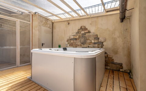 Villa Montone: Vasca Da Bagno, Pavimentazione, Idraulico Fixture, Pavimento, Bagno, Vasca Idromassaggio, Idraulico, Piastrella, Hotel