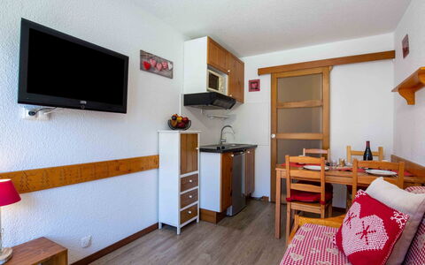 Tignes 397: Mobilia, Proprietà, Legna, Interior Design, Comfort, Tavolo, Elettrodomestico, Pavimentazione, Soggiorno, Pavimento