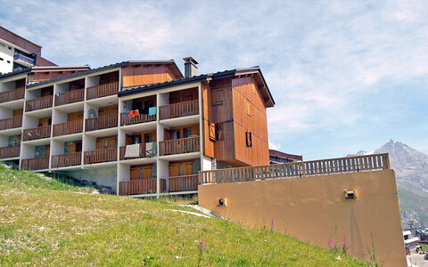 Tignes 450: Cielo, Nube, Costruzione, Pianta, Finestra, Legna, Lotto, Urban Design, Erba, Paesaggio