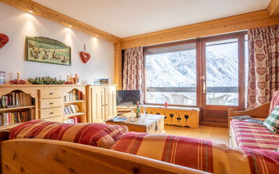 Tignes 480: Cabinetry, Mobilia, Cornice, Costruzione, Finestra, Legna, Comfort, Arancia, Finestra Cieca, Tessile