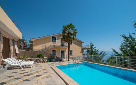 Lovran Tuliševica 407: Cielo, Costruzione, Acqua, Pianta, Piscina, Azzurro, Shade, Casa, Finestra, Architettura