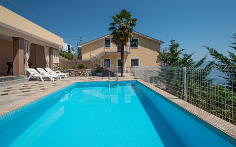 La Mer: Acqua, Pianta, Cielo, Costruzione, Proprietà, Piscina, Azzurro, Albero, Shade, Casa